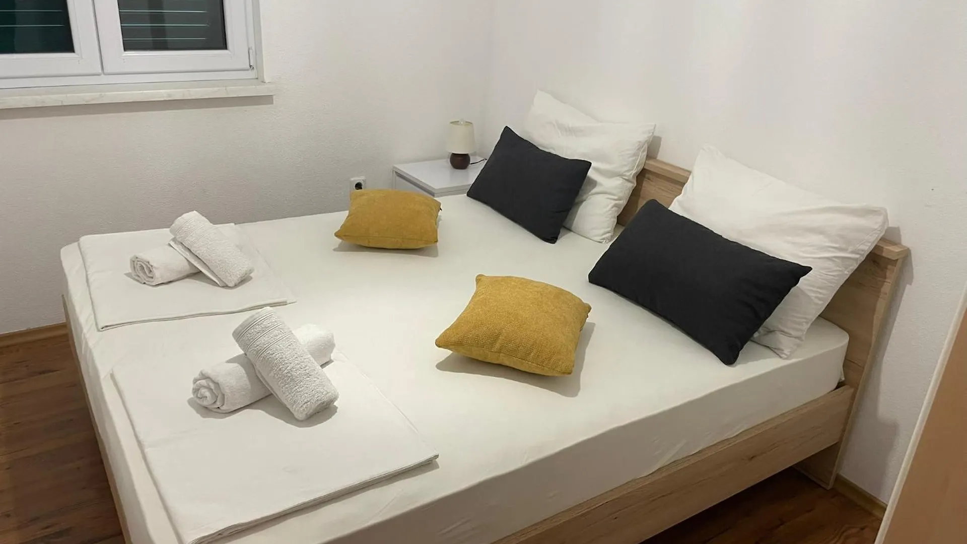 Apartments Holiday Gavric トロギール